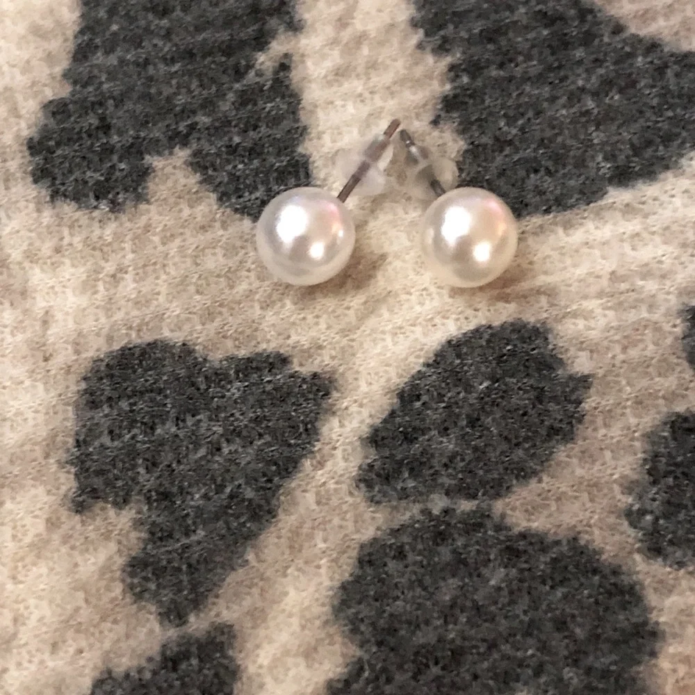 🕸️ Classic Faux Pearl Stud Earrings